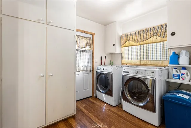 a view of a bedroom with washer and dryer