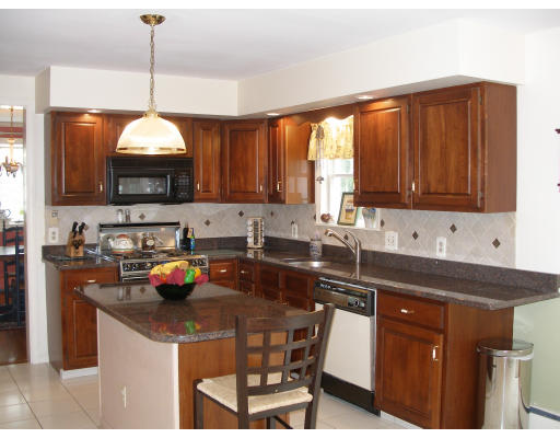 6 Hunters Lane Ashland, MA 01721 - Photo 4 of 13 Gallery Image 4