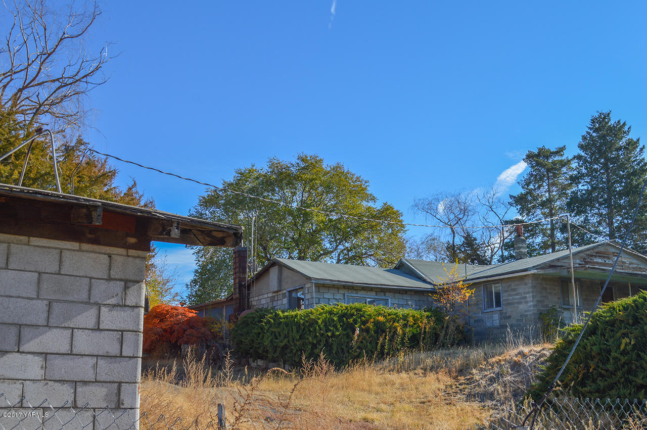 1061 Nightingale Road Wapato, WA 98951 - Photo 2 of 20 a backyard of a house with lots of green space