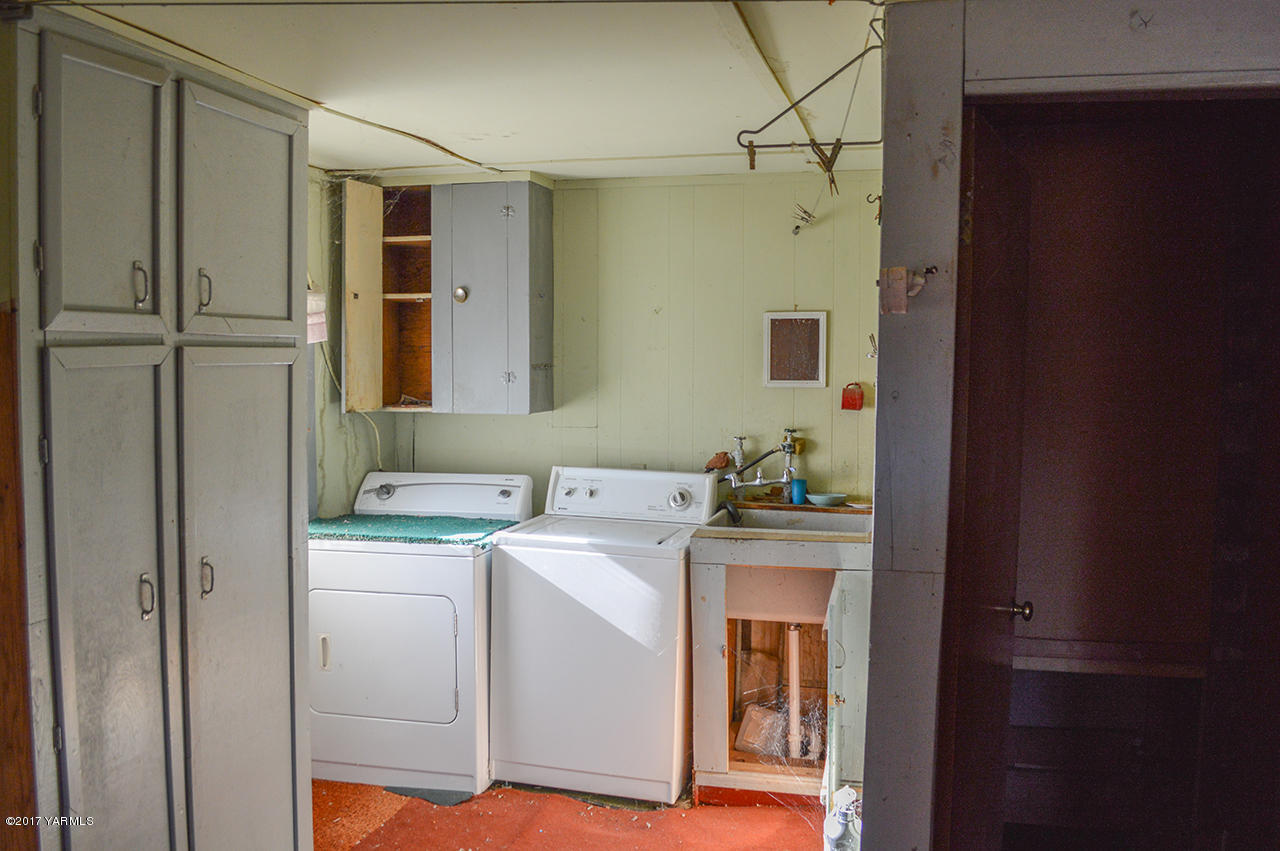1061 Nightingale Road Wapato, WA 98951 - Photo 5 of 20 a utility room with closet dryer and washer