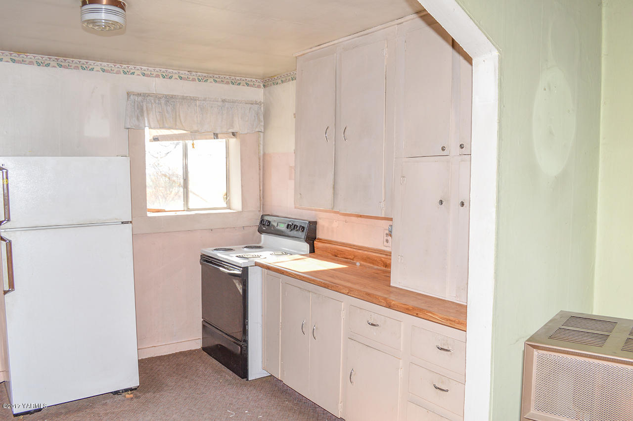 1061 Nightingale Road Wapato, WA 98951 - Photo 7 of 20 a utility room with cabinets washer and dryer