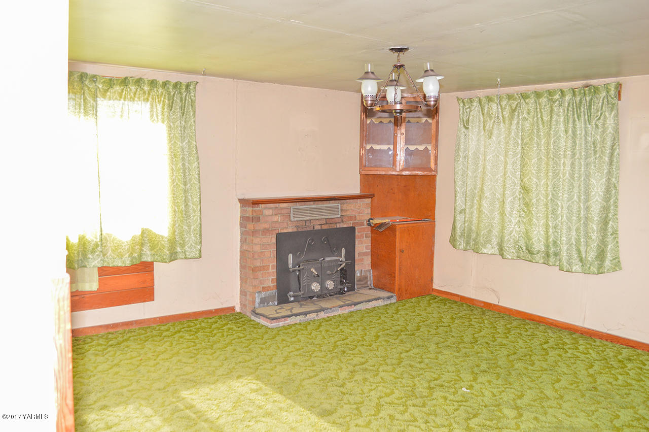 1061 Nightingale Road Wapato, WA 98951 - Photo 9 of 20 a view of a living room with furniture and a fireplace