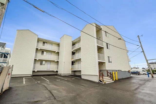 $2,000 | 933 Ocean Boulevard, Unit 102, Hampton, NH 03842