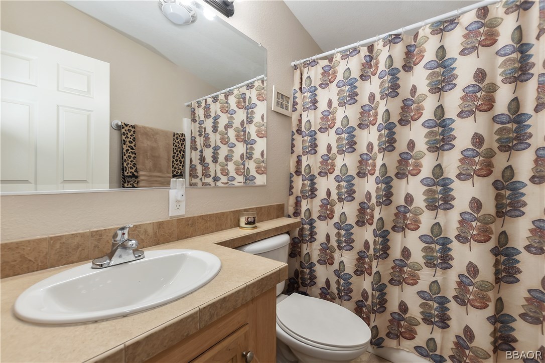 547 Alden Road, Unit 33 Big Bear Lake, CA 92315 - Photo 21 of 28 a bathroom with a sink and a mirror