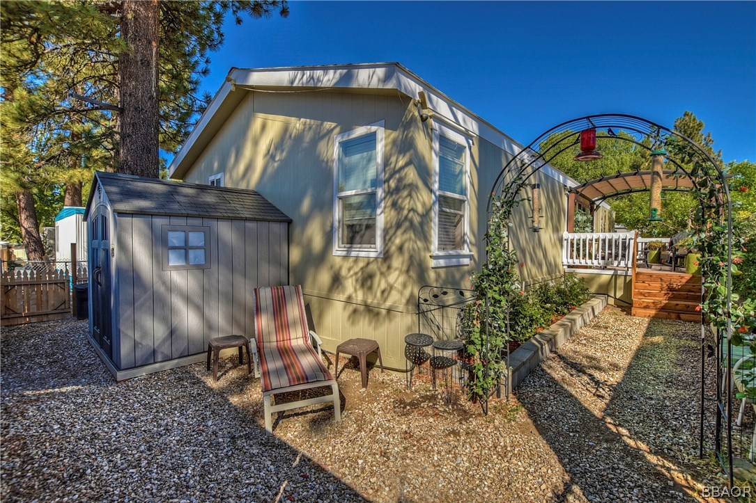 547 Alden Road, Unit 33 Big Bear Lake, CA 92315 - Photo 25 of 28 a view of two chairs in the backyard