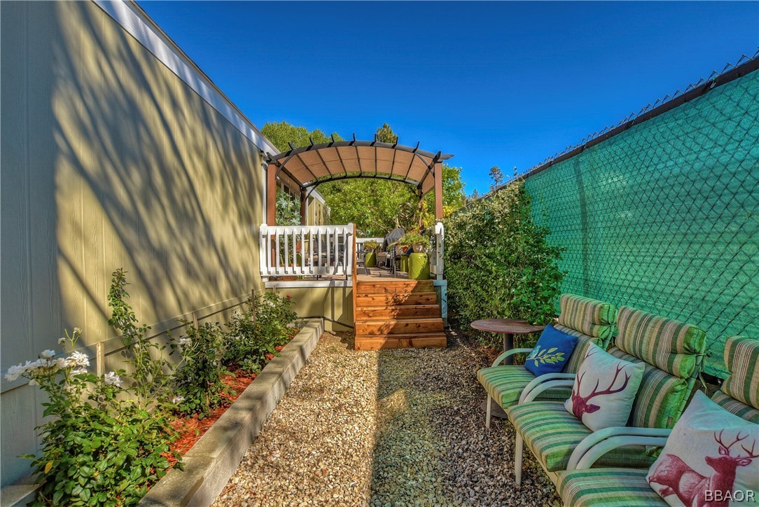 547 Alden Road, Unit 33 Big Bear Lake, CA 92315 - Photo 26 of 28 a view of a two chairs in the patio