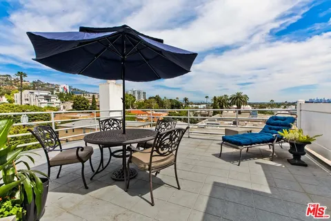 $1,350,000 | 964 Hancock Avenue, Unit 302, West Hollywood, CA 90069