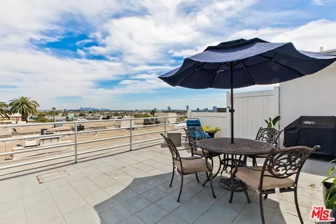 $1,350,000 | 964 Hancock Avenue, Unit 302, West Hollywood, CA 90069