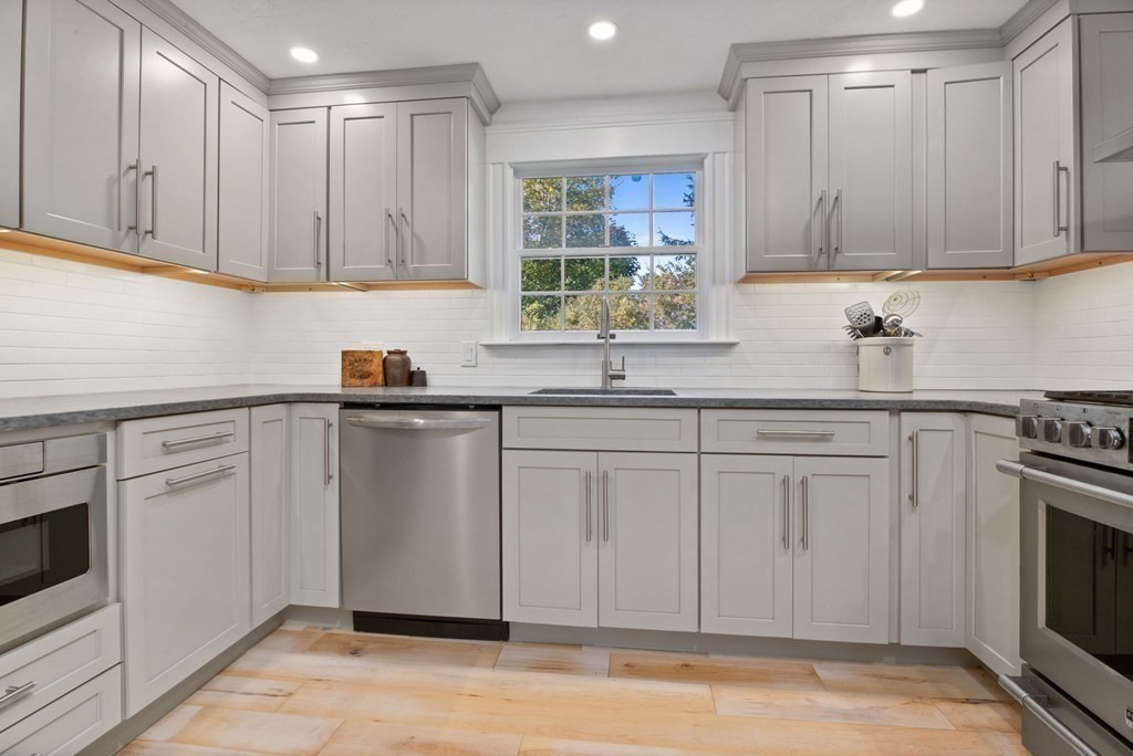 49 Richfield Road Scituate, MA 02066 - Photo 11 of 34