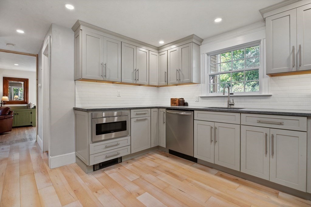 49 Richfield Road Scituate, MA 02066 - Photo 12 of 34