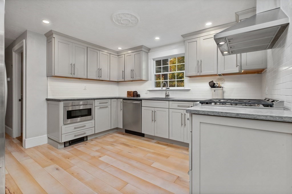49 Richfield Road Scituate, MA 02066 - Photo 10 of 34