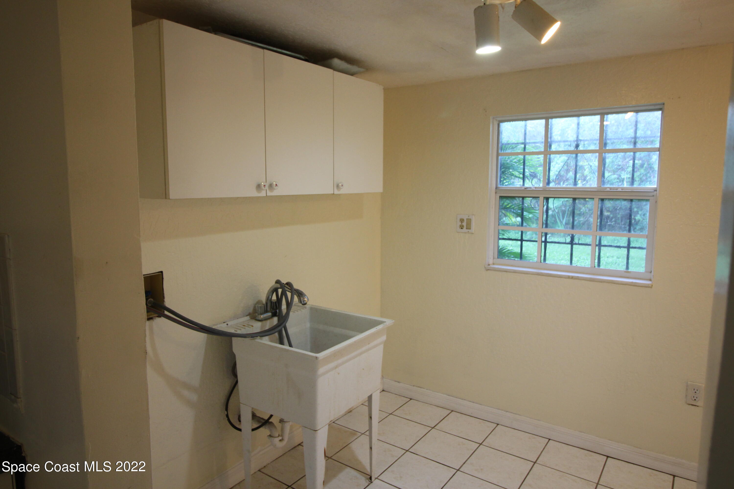 525 North Burnett Road Cocoa, FL 32926 - Photo 8 of 14 a kitchen with a sink and cabinets