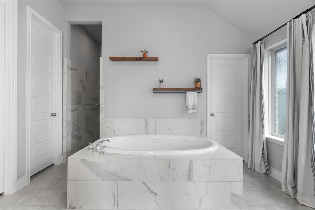 2425 Robin Way Northlake, TX 76247 - Photo 17 of 40 a bathroom with a bathtub