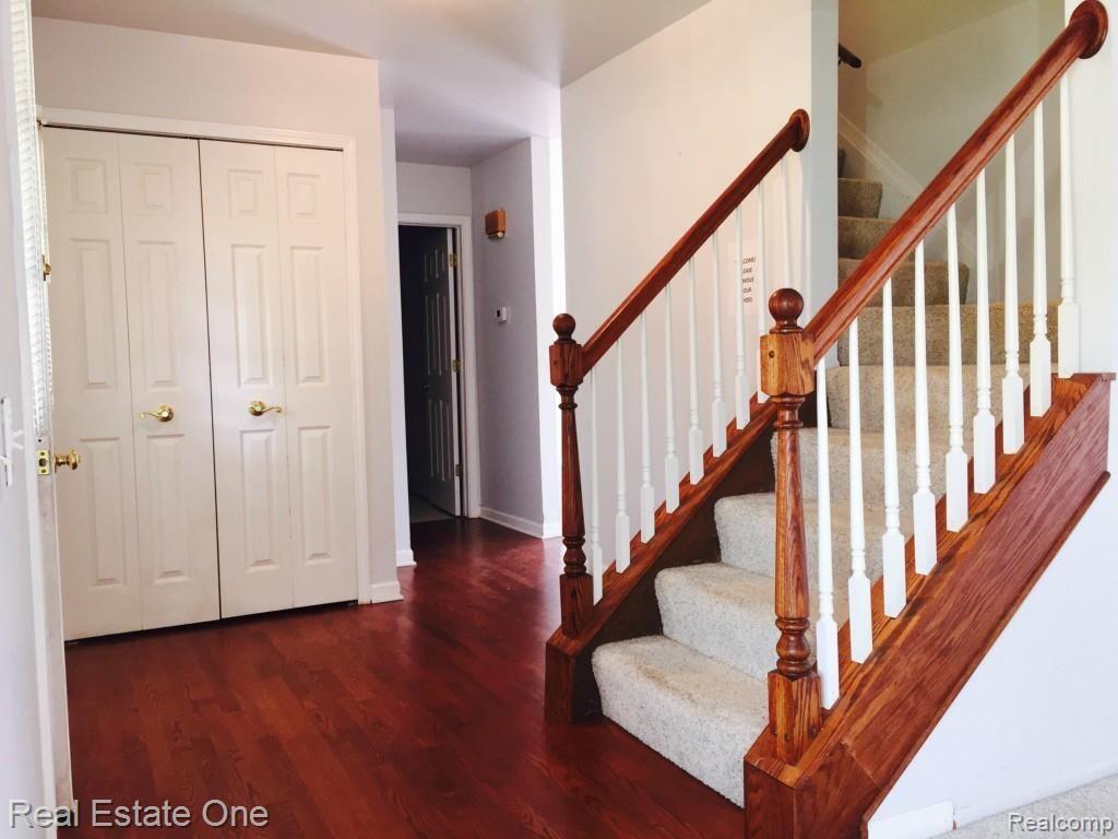 2261 Flanders Drive Rochester, MI 48307 - Photo 2 of 49 Entry
