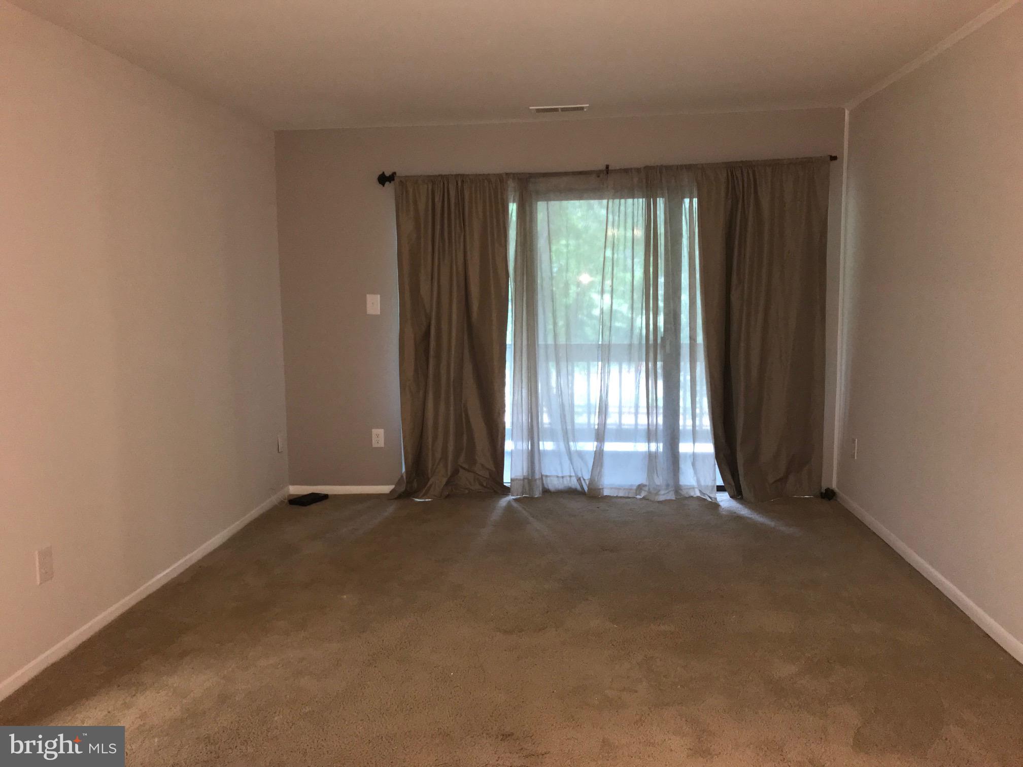 5814 Royal Ridge Drive, Unit M Springfield, VA 22152 - Photo 5 of 14 living room