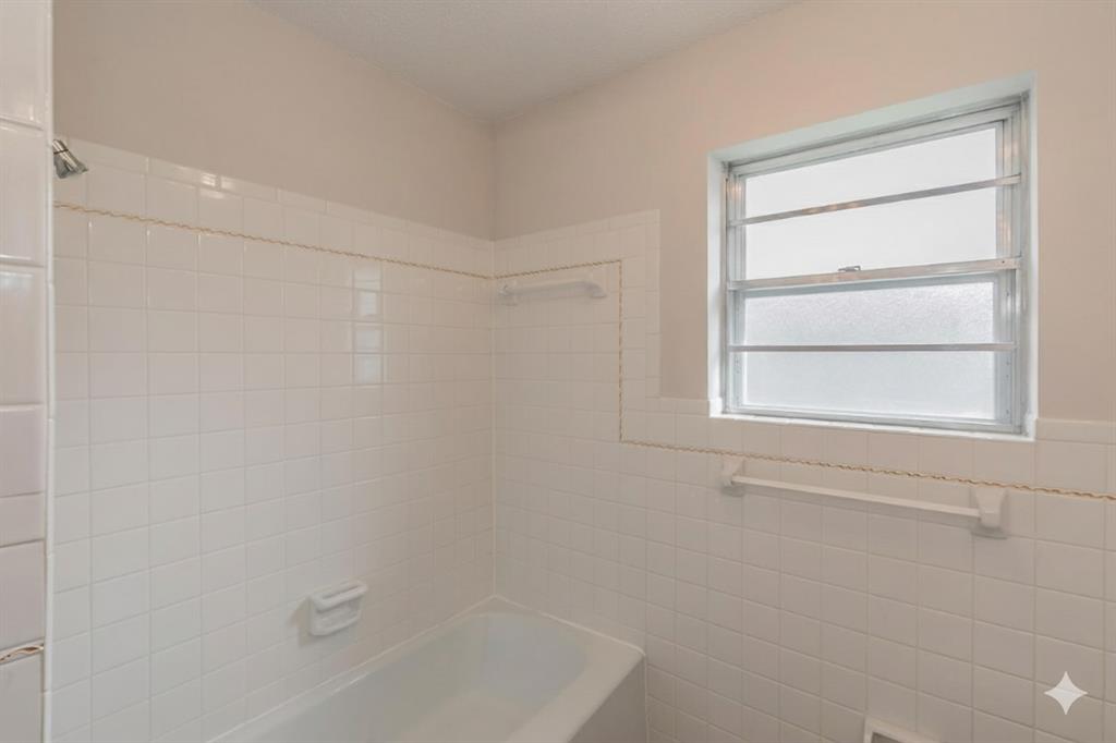 6248 Trail Lake Drive Fort Worth, TX 76133 - Photo 16 of 28 a bathroom with a bathtub