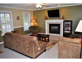 183 Eastern Star Road Kingsport, TN 37663 - Photo 2 of 18 Living Room