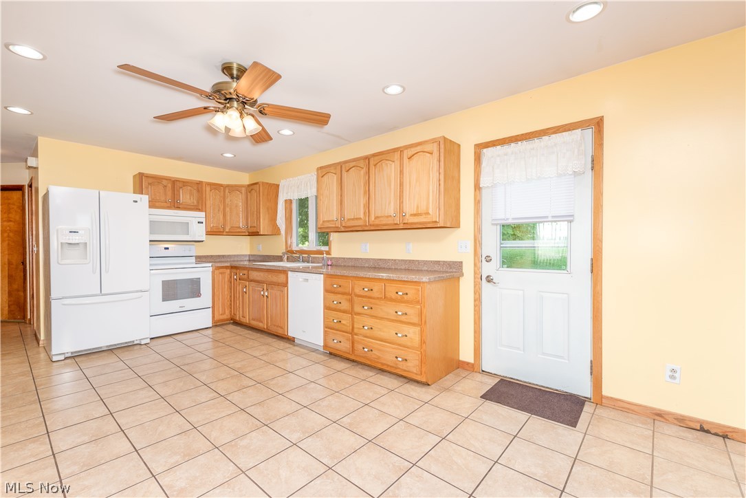 797 Trump Road Northeast Atwater, OH 44201 - Photo 4 of 35 Eat-in kitchen with door to the rear patio