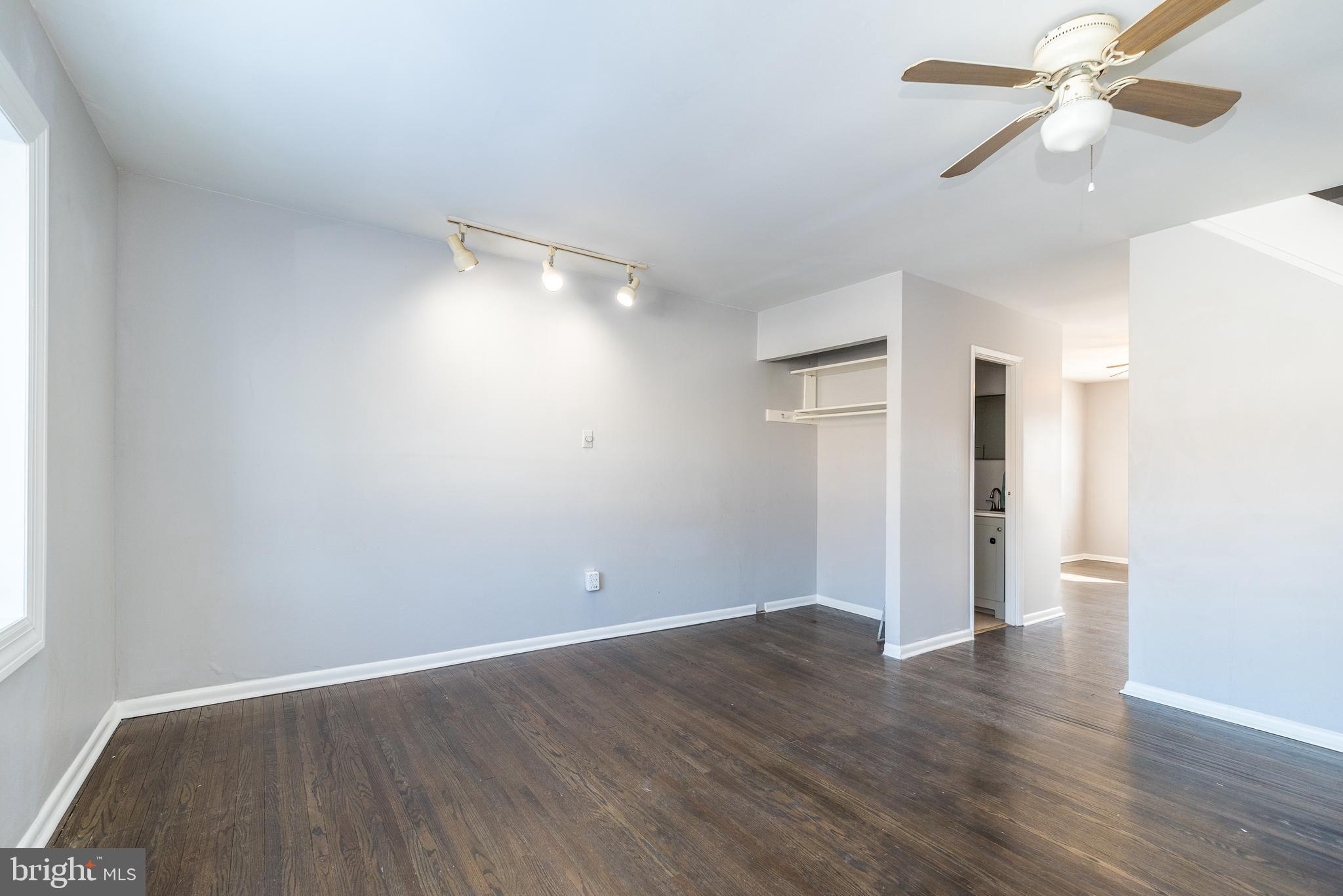 12707 Minden Road Philadelphia, PA 19154 - Photo 6 of 26 Living Room