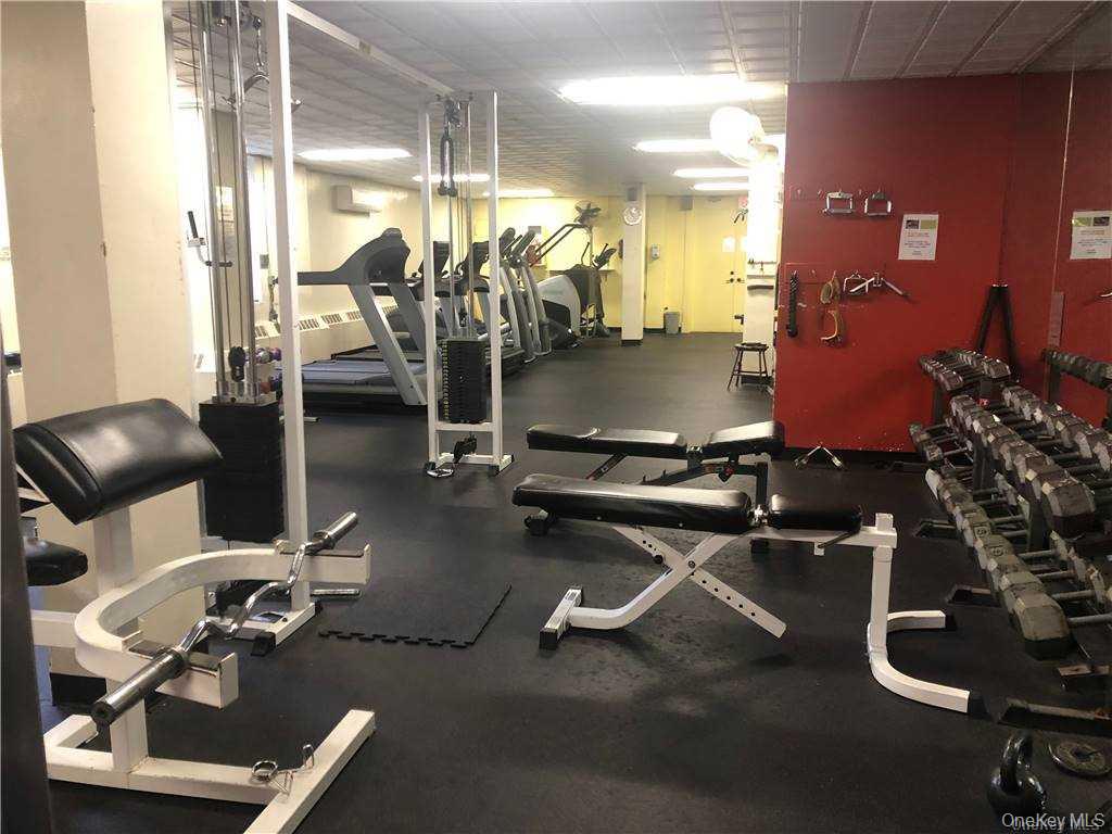 522 Shore Road, Unit 4A Long Beach, NY 11561 - Photo 18 of 32 a room with gym equipment