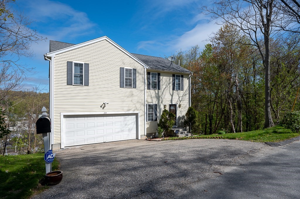 203 Norfolk Street Worcester, MA 01604 - Photo 3 of 38