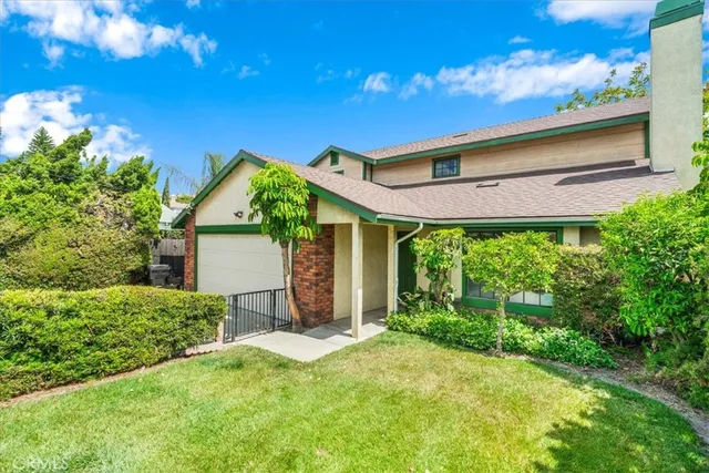 a view of a house with backyard and garden