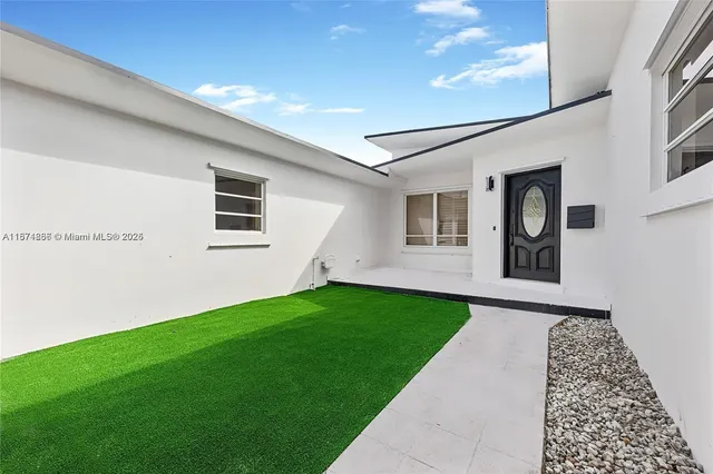 a view of back yard of the house