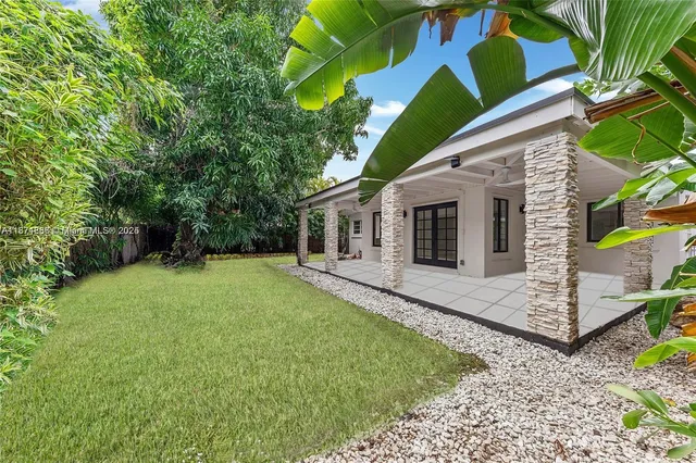 a view of a house with a backyard