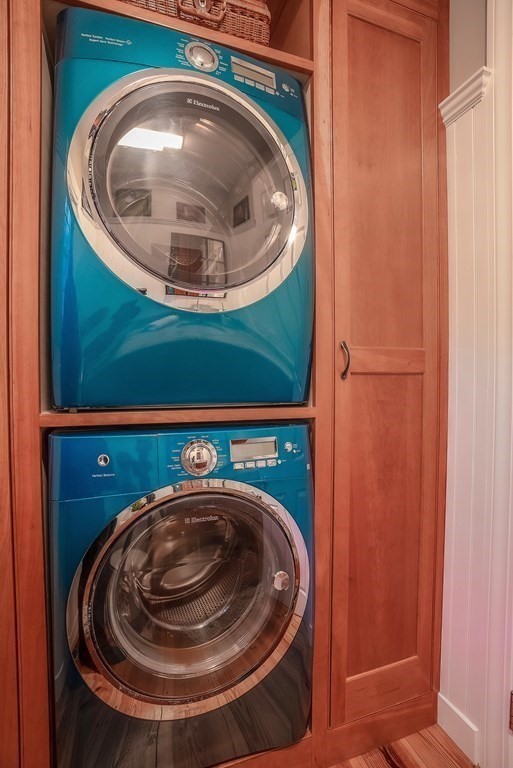 17 Rock Brook Way Boxford, MA 01921 - Photo 21 of 39 a utility room with a washer and dryer