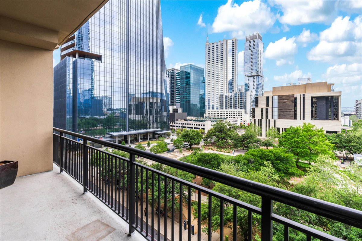 311 West 5th Street, Unit 703 Austin, TX 78701 - Photo 8 of 30 a view of a balcony with city view