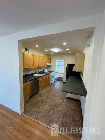 $3,200 | 10 East Knollwood Road, Edison, NJ 08817