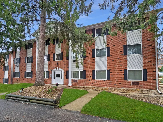 $189,000 | 1321 West Main Street, Unit 311A, Lake Geneva, WI 53147