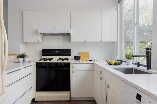 $1,599,999 | 2 Ellery Square, Cambridge, MA 02138