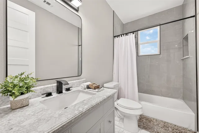 an empty room with closet and ceiling fan