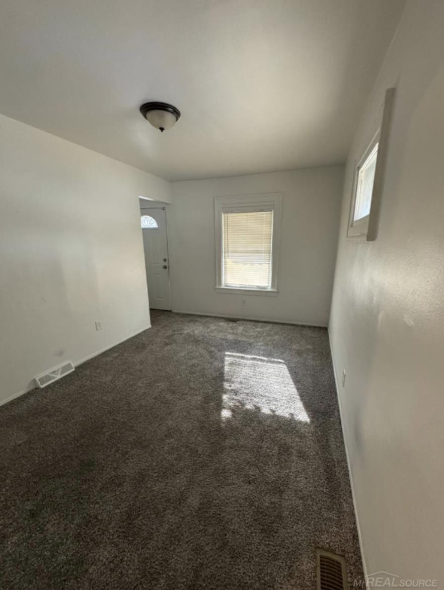 8101 Rivard Avenue Warren, MI 48089 - Photo 11 of 17 50196757-49cfb223-9c11-48f4-afe5-72328f0ceaee.JPG