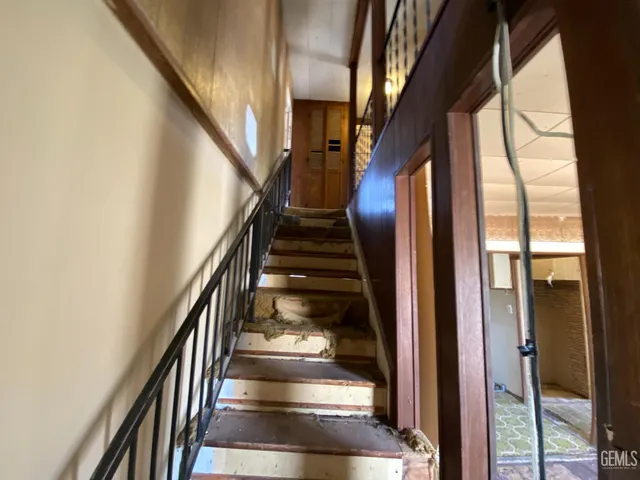 a view of empty room with window