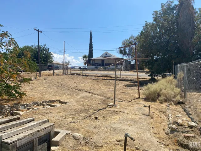 a bench sitting in the middle of a yard