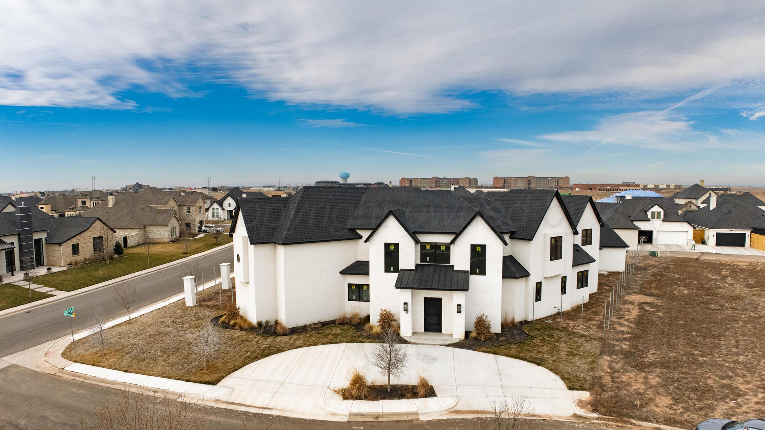 a view of houses with sky view