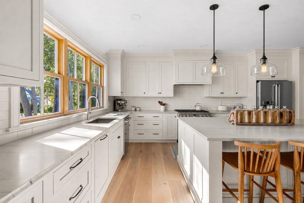 9 Flatley Avenue Manchester, MA 01944 - Photo 4 of 39