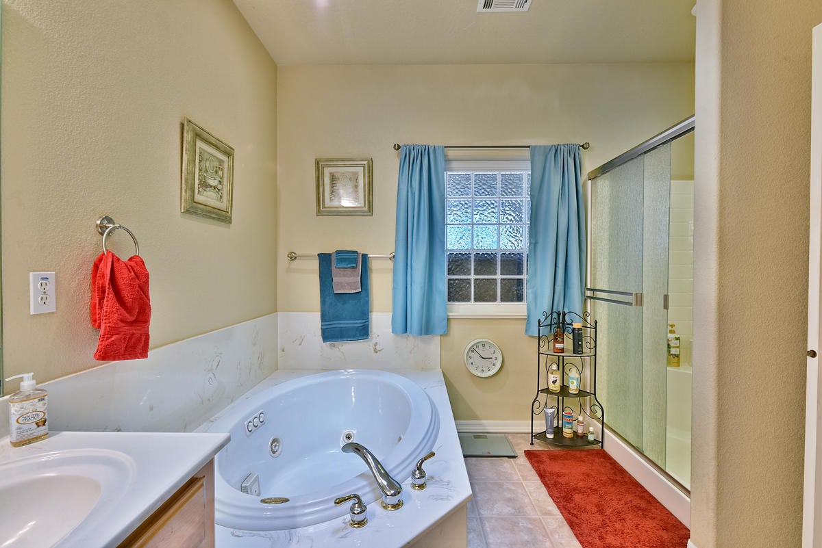 1073 Coral Ridge Eagle Point, OR 97524 - Photo 18 of 33 19