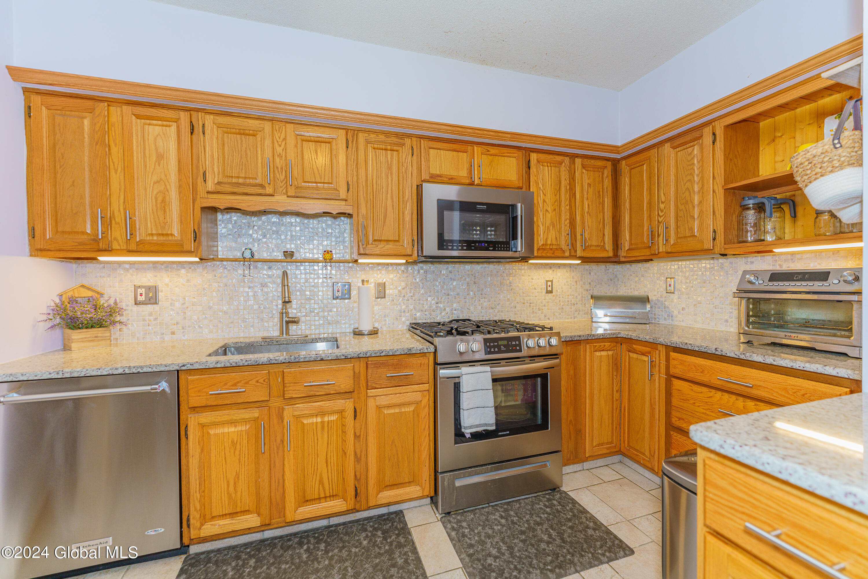 2734 Troy-Schenectady Road Niskayuna, NY 12309 - Photo 17 of 43 4 Kitchen 4