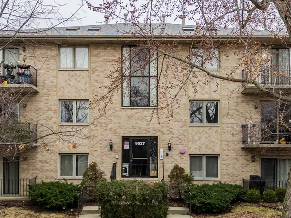 $199,900 | 9527 South 54th Avenue, Unit 2B, Oak Lawn, IL 60453