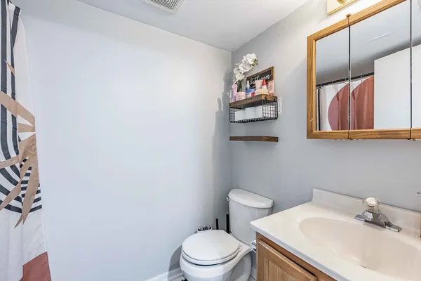 $199,900 | 9527 South 54th Avenue, Unit 2B, Oak Lawn, IL 60453
