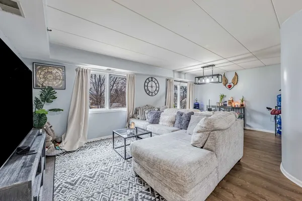 $199,900 | 9527 South 54th Avenue, Unit 2B, Oak Lawn, IL 60453