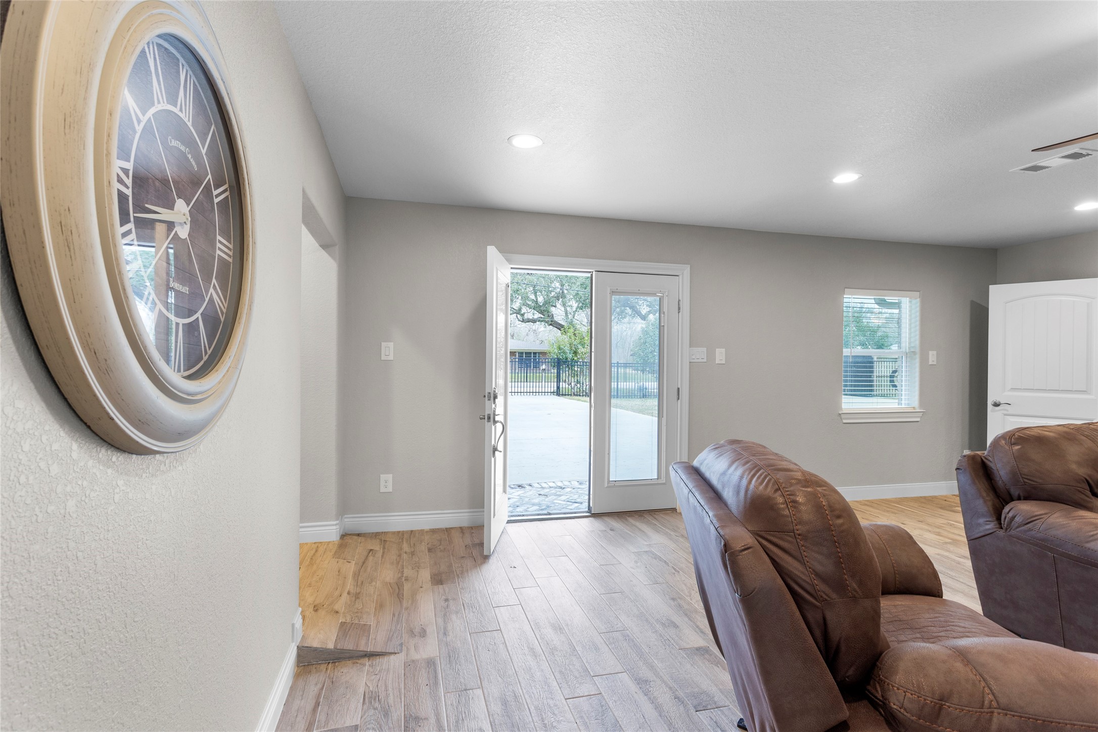 13800 West 6th Street Santa Fe, TX 77517 - Photo 11 of 35 a living room with furniture and a window