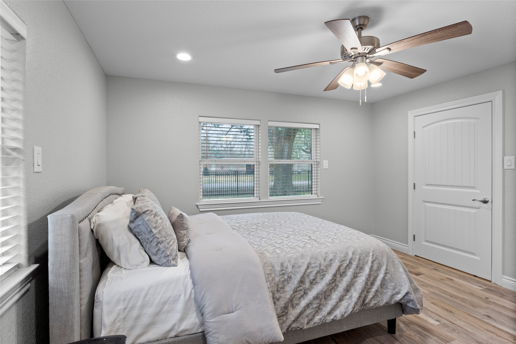 13800 West 6th Street Santa Fe, TX 77517 - Photo 20 of 35 a bedroom with a bed and a window