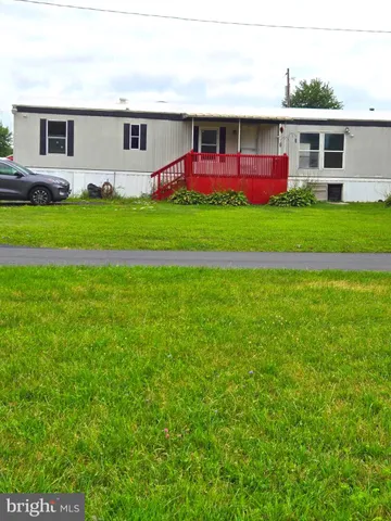 a view of a yard in front of a house