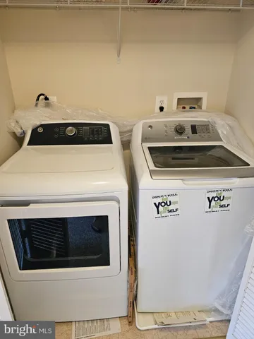 a close up view of washer and dryer