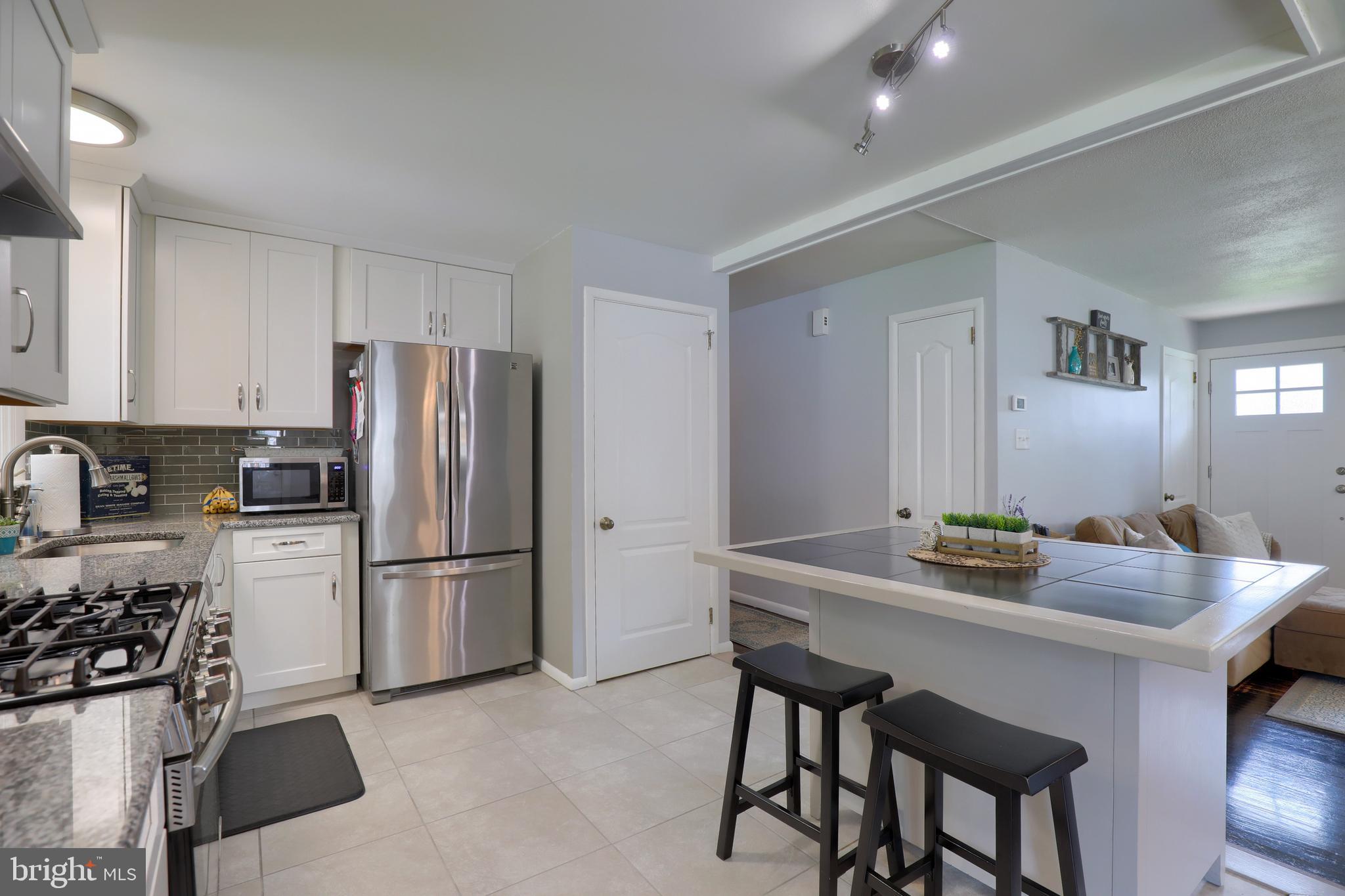 406 Capri Road Lancaster, PA 17603 - Photo 22 of 41 Granite countertops