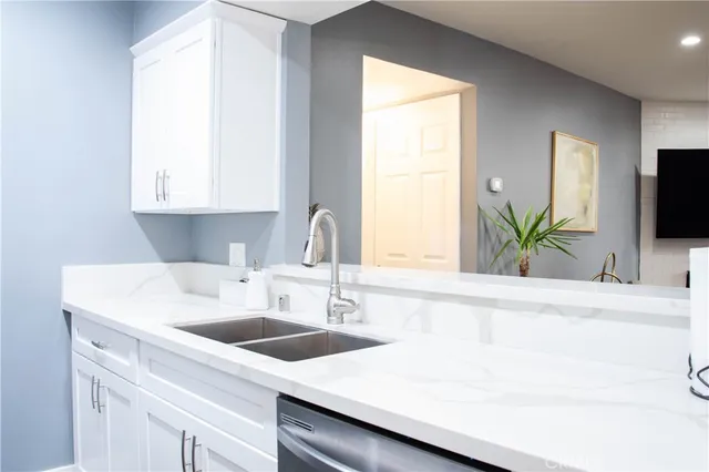 $3,300 | 4705 Kester Avenue, Unit 106, Sherman Oaks, CA 91403